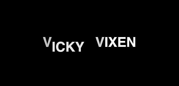  Vicky Vixen suce son homme et obtient un soin du visage dans la salle de bain !